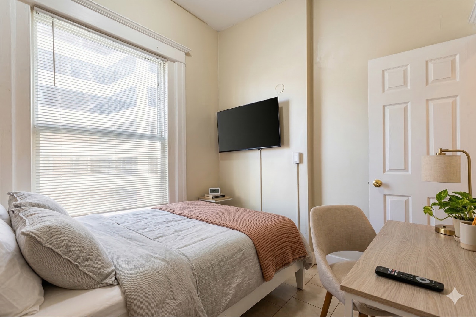 Private Basic suite with TV and workspace